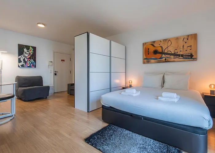 Bright & Comfy Flat In Lisbon By Lovelystay