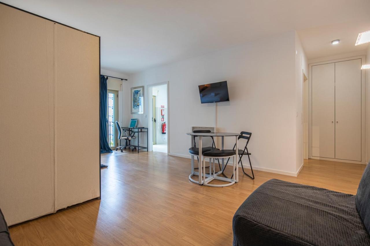 Bright & Comfy Flat In By Lovelystay Apartment